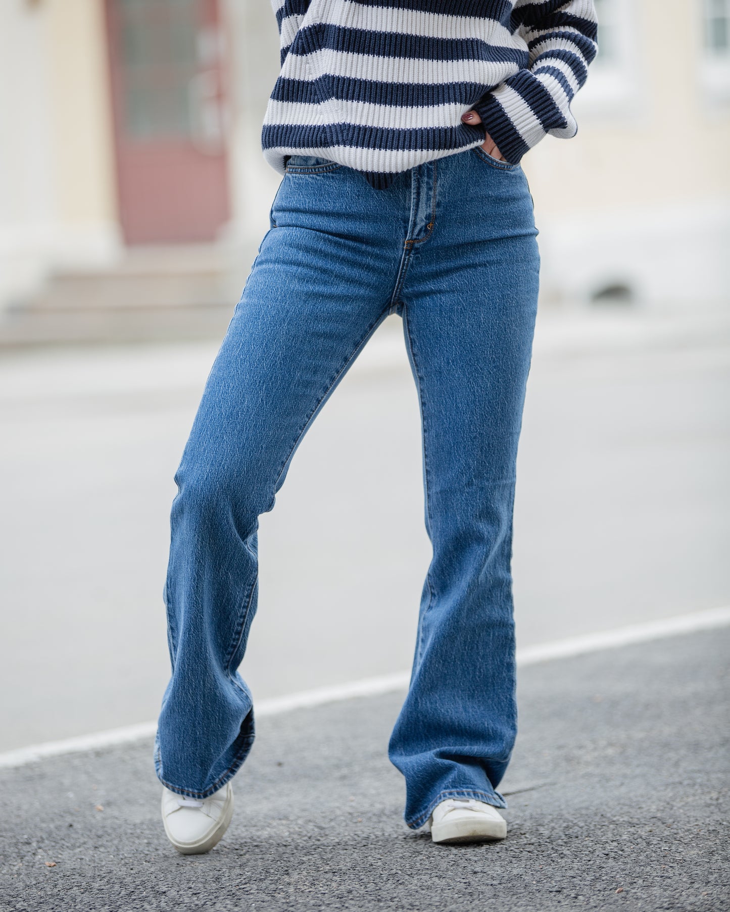 DEBBIE BOOTCUT JEANS INDIGO BLÅ