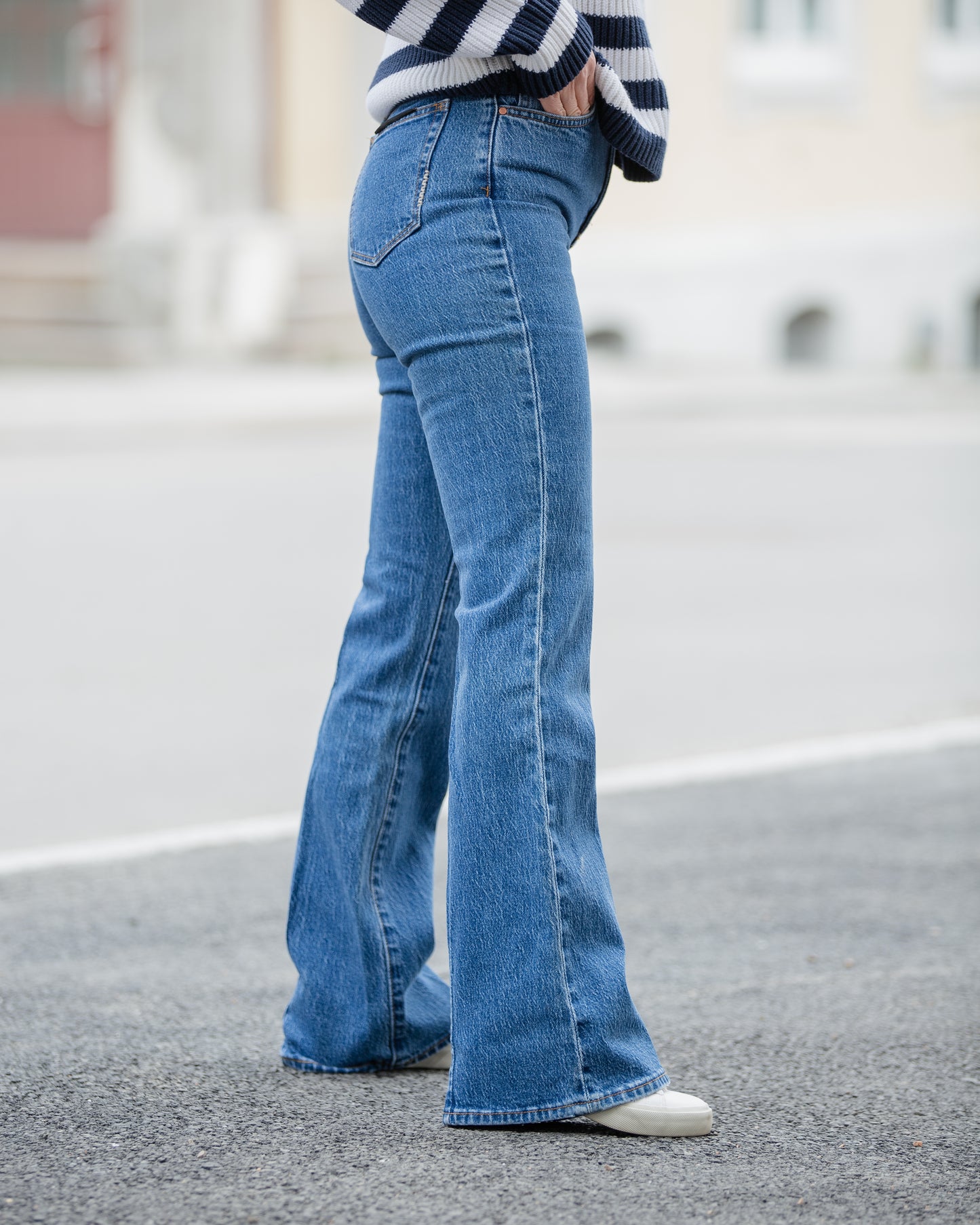 DEBBIE BOOTCUT JEANS INDIGO BLÅ