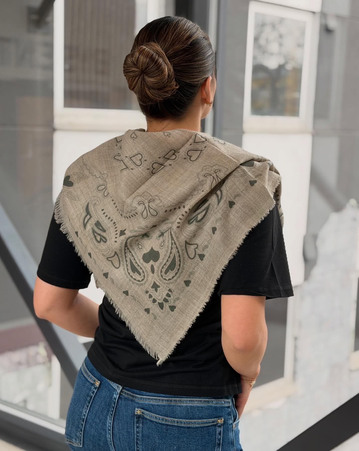 Skjerf mønstert 85x85 beige