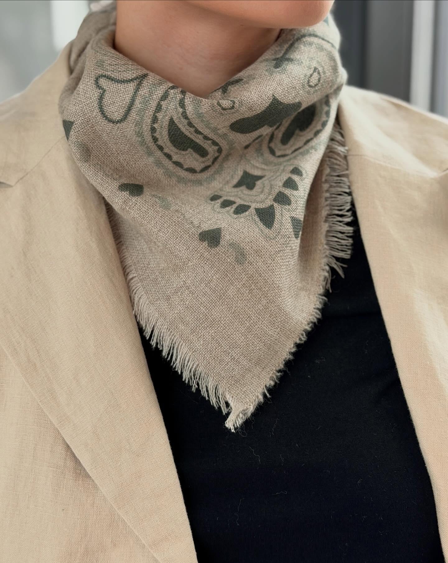 Skjerf mønstert 85x85 beige