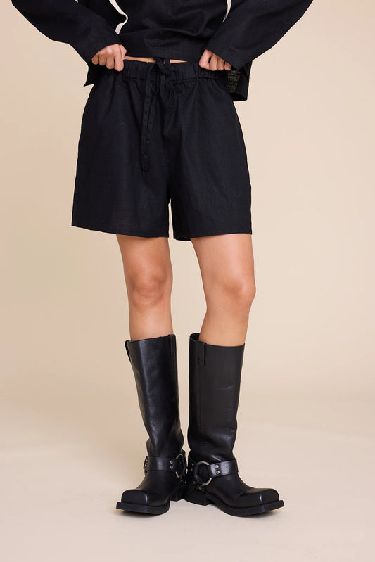 BOY FRIEND LINEN SHORTS BLACK