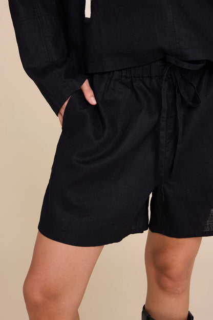 BOY FRIEND LINEN SHORTS BLACK