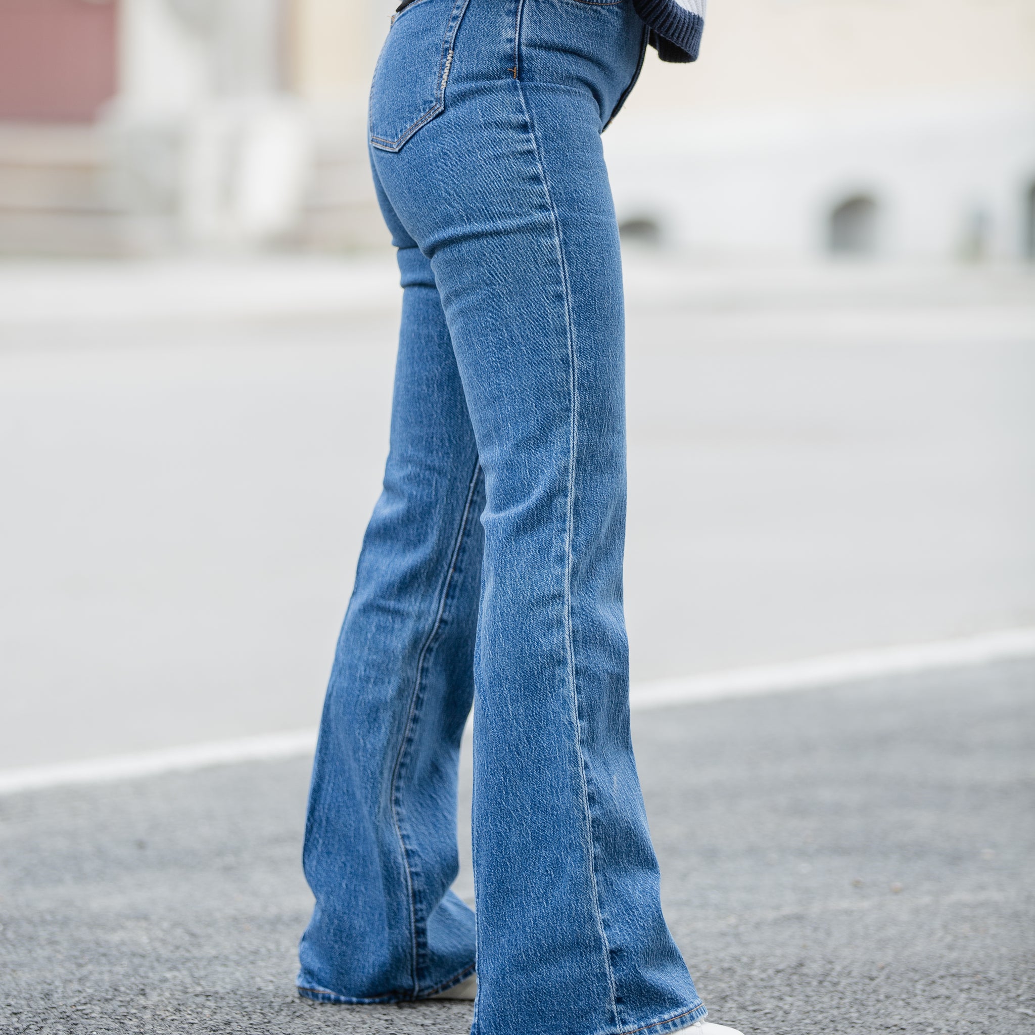 DEBBIE BOOTCUT JEANS INDIGO BLÅ