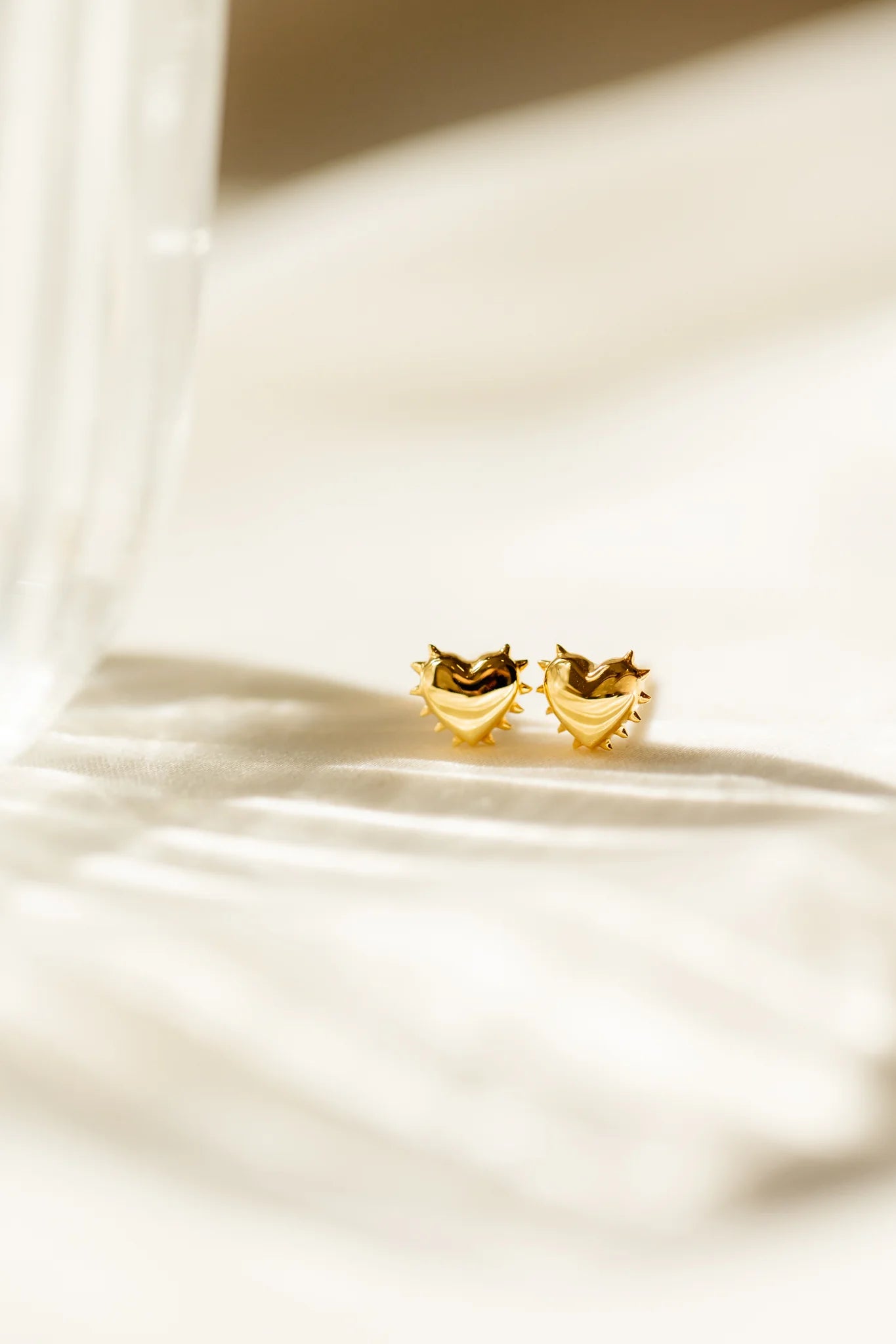 LA LA LOVE STUD EARRINGS GOLD