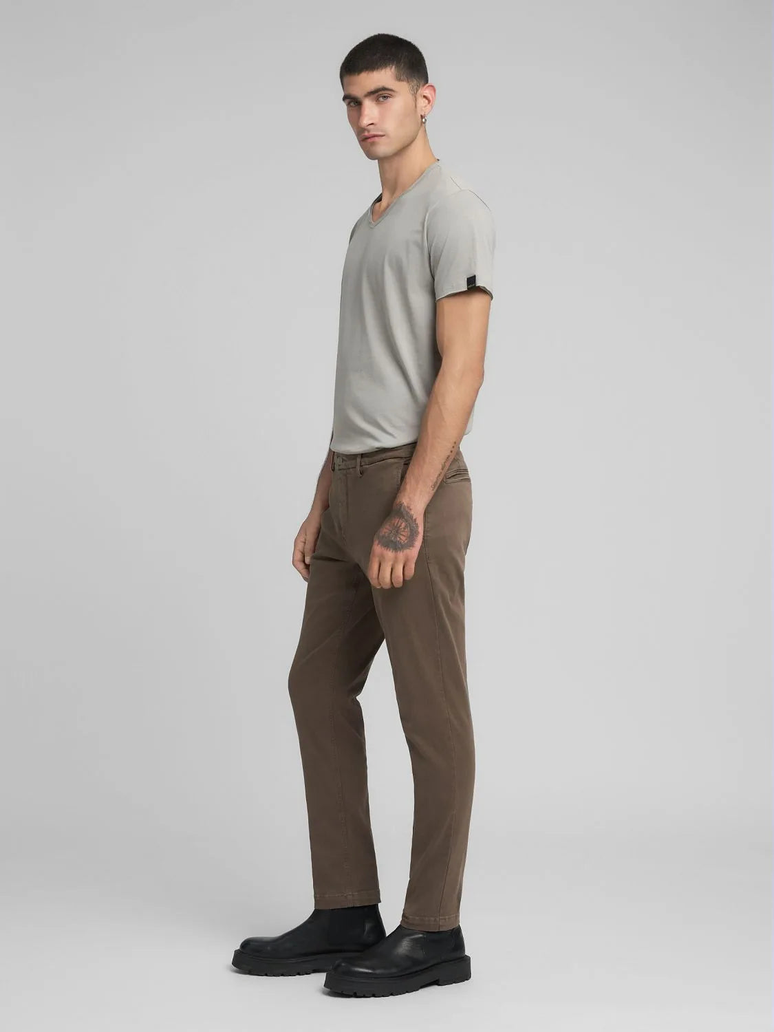 BENNI REGULAR-FIT CHINO JEANS BROWN