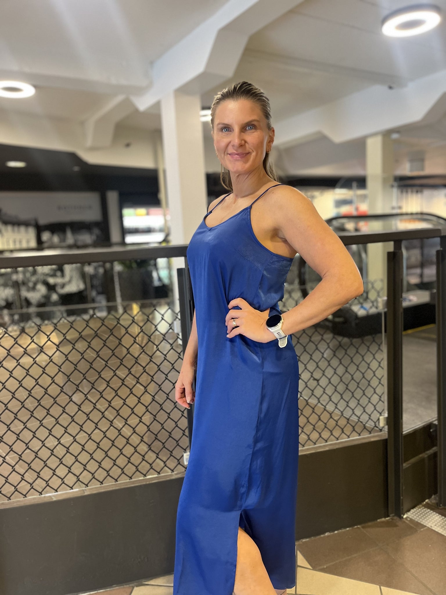 MILLE SINGLET MIDI KJOLE BLÅ