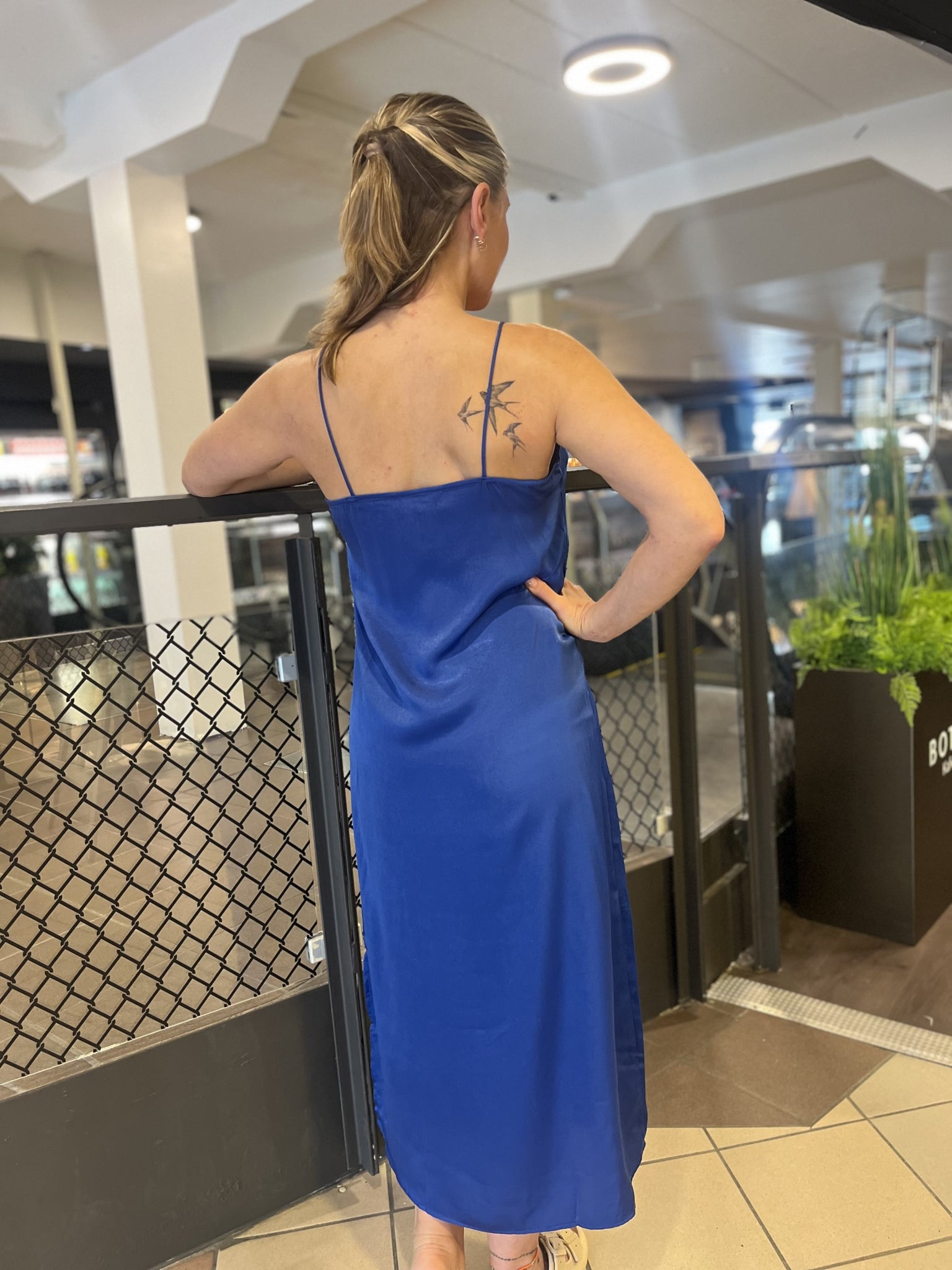 MILLE SINGLET MIDI KJOLE BLÅ