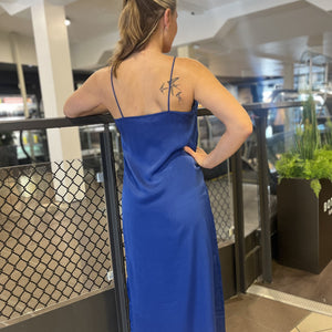 MILLE SINGLET MIDI KJOLE BLÅ