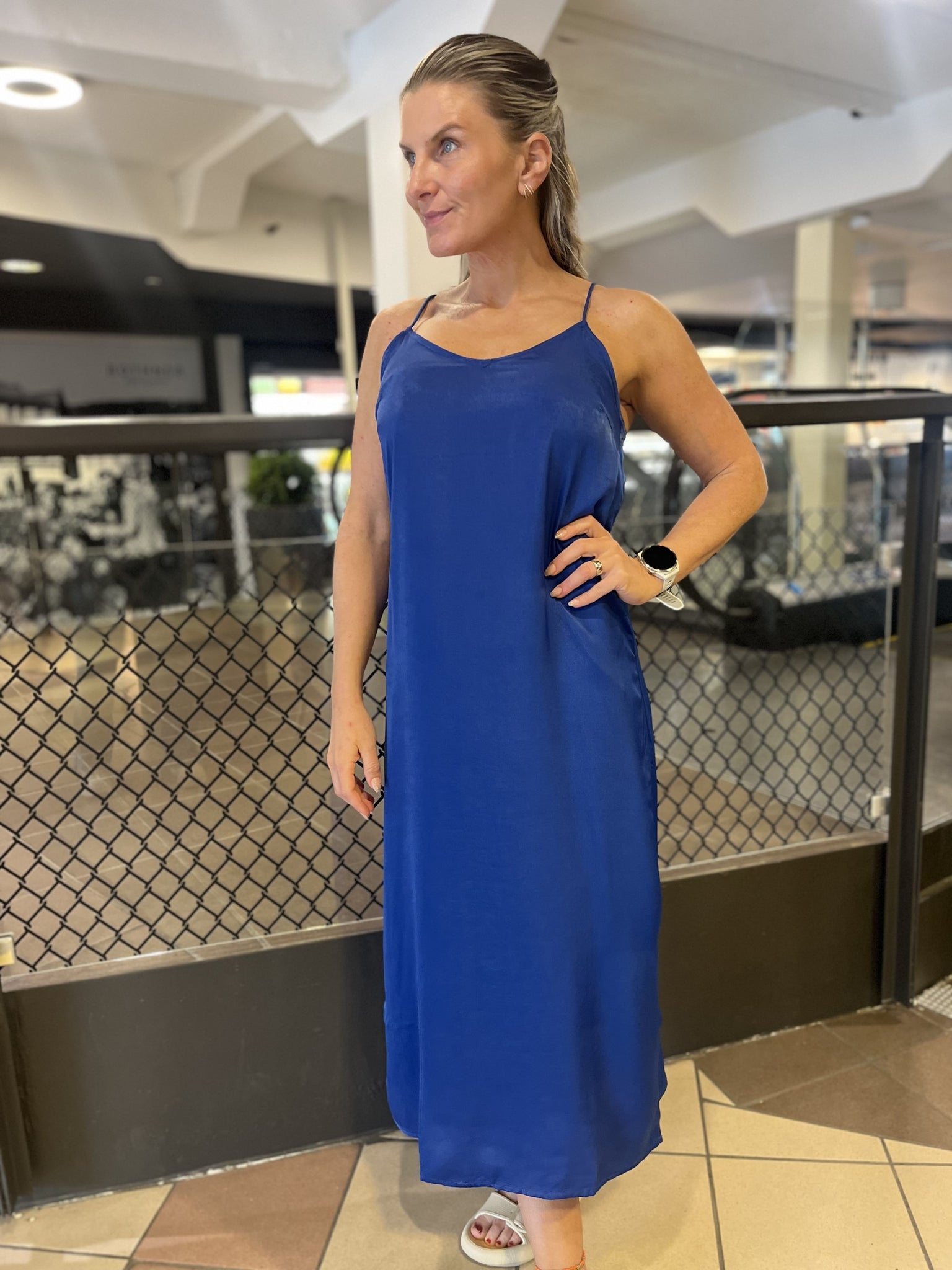 MILLE SINGLET MIDI KJOLE BLÅ