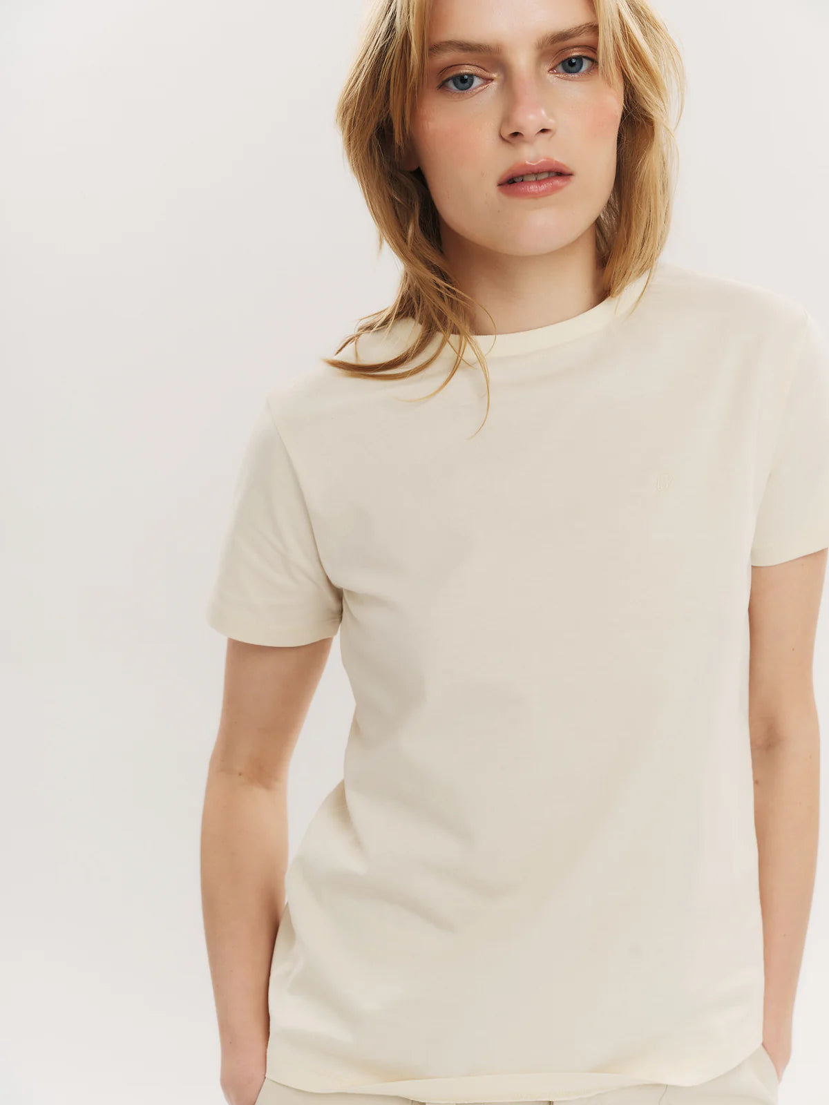 ELFREDA EMBROIDERY TEE CREME