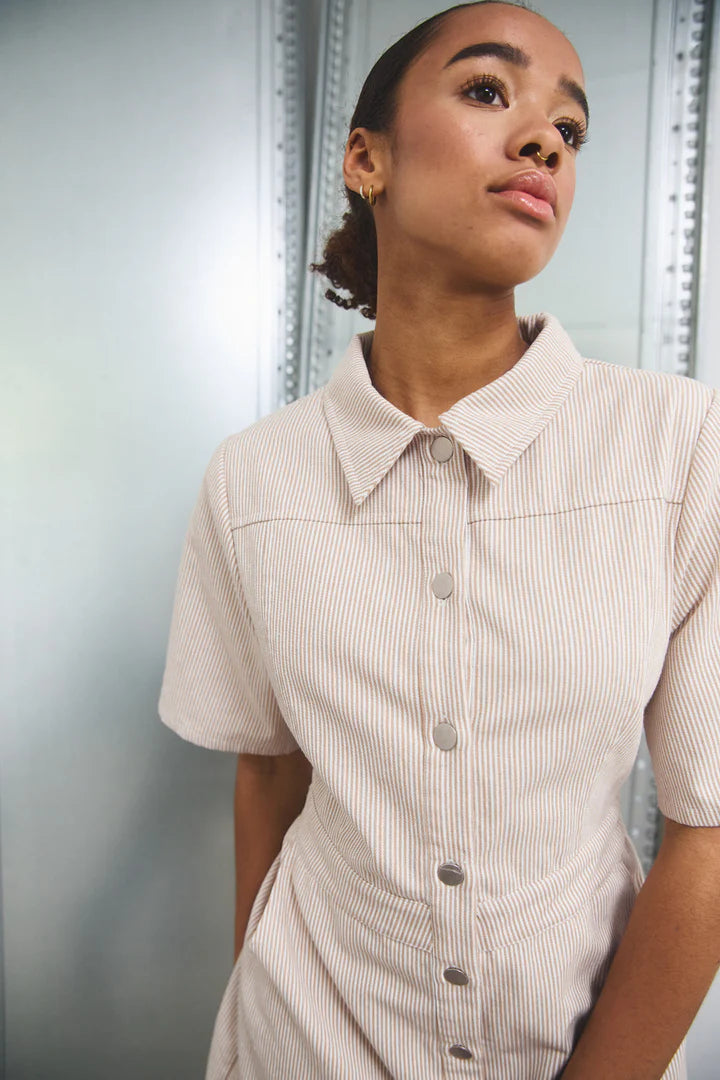 BENITA DRESS BEIGE/WHITE