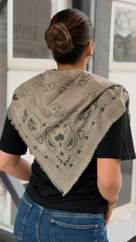 Skjerf mønstert 85x85 beige