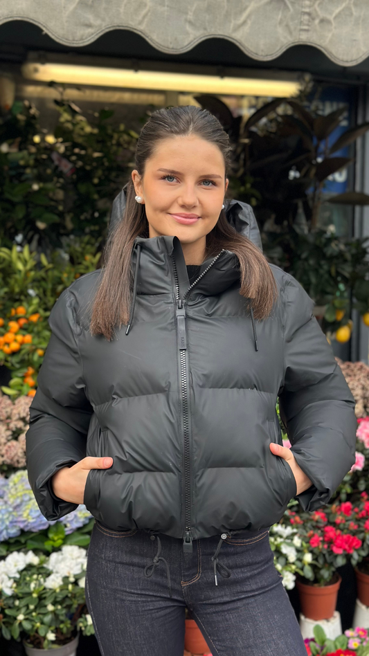 ALTA SHORT PUFFER JACKET W3T3 BLACK