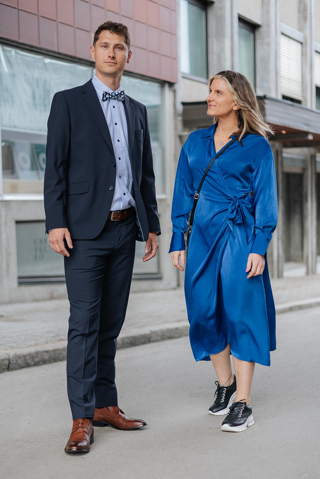 MILLE OMSLAGSKJOLE MIDI BLÅ