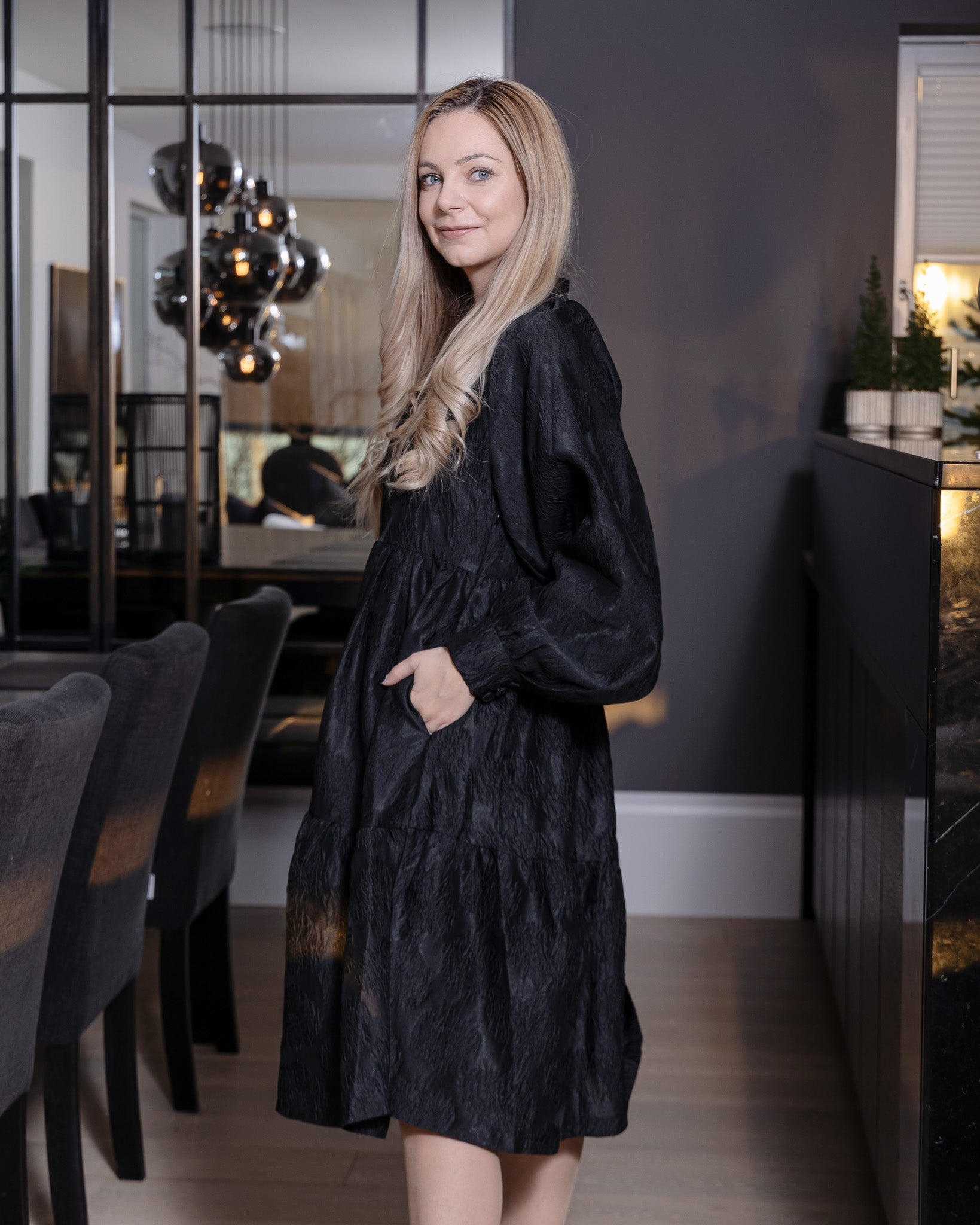 KARLI SVART KJOLE