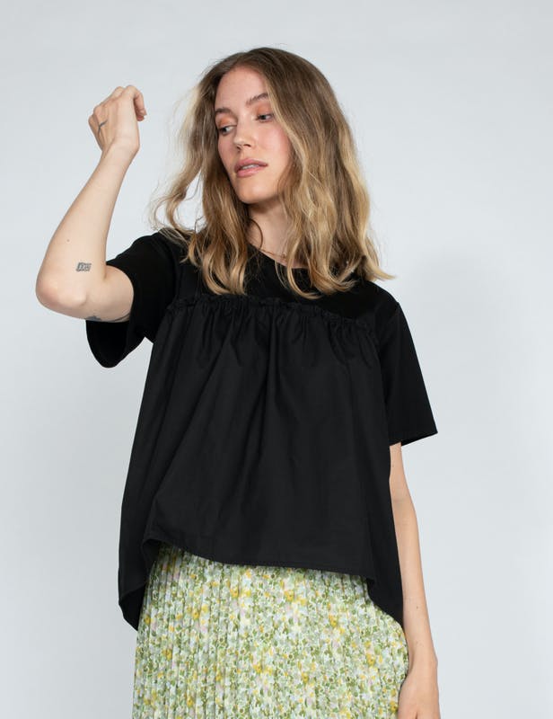 ELLA RUFFLE T-SKJORTE SORT