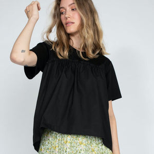 ELLA RUFFLE T-SKJORTE SORT