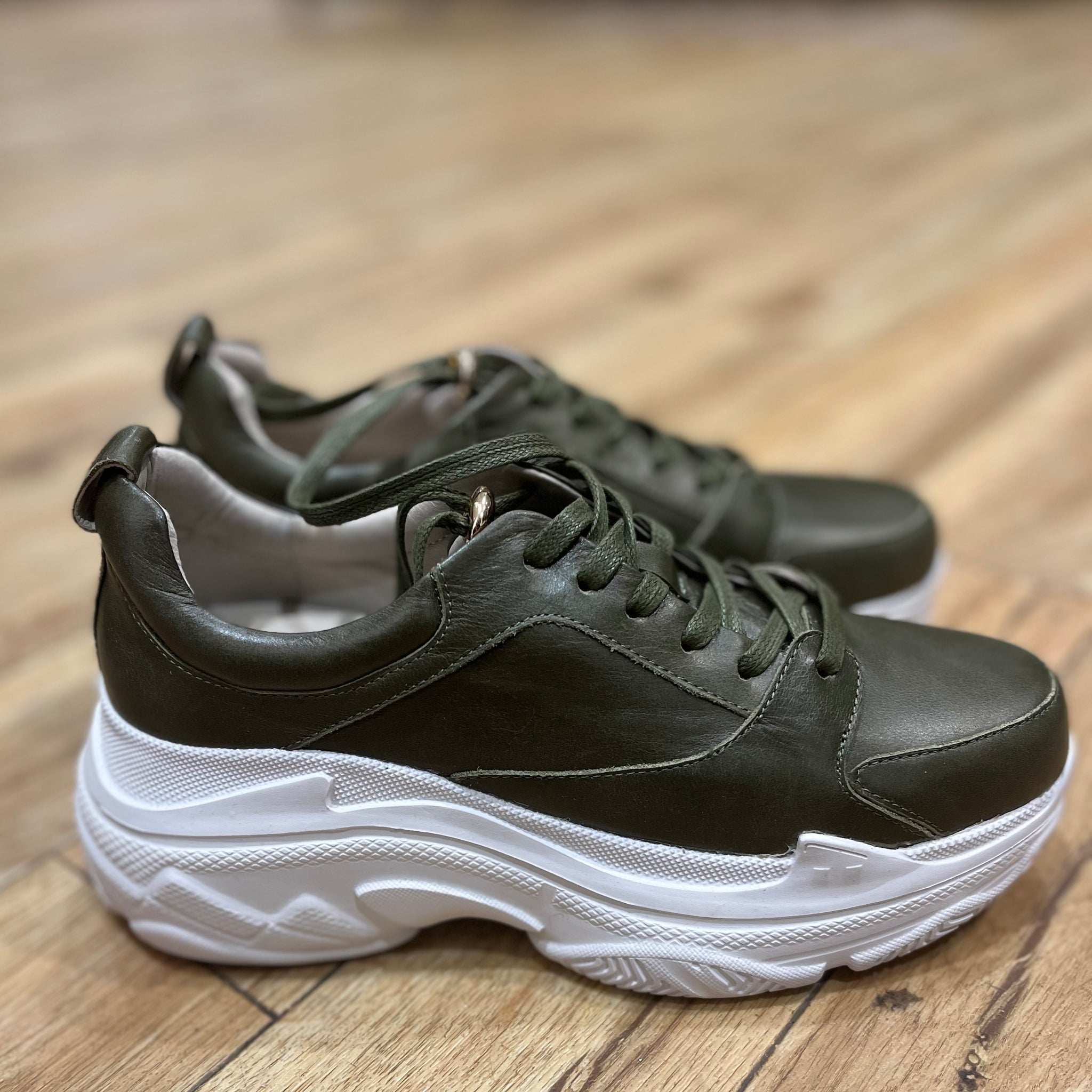 SNEAKERS GRØNN SKINN