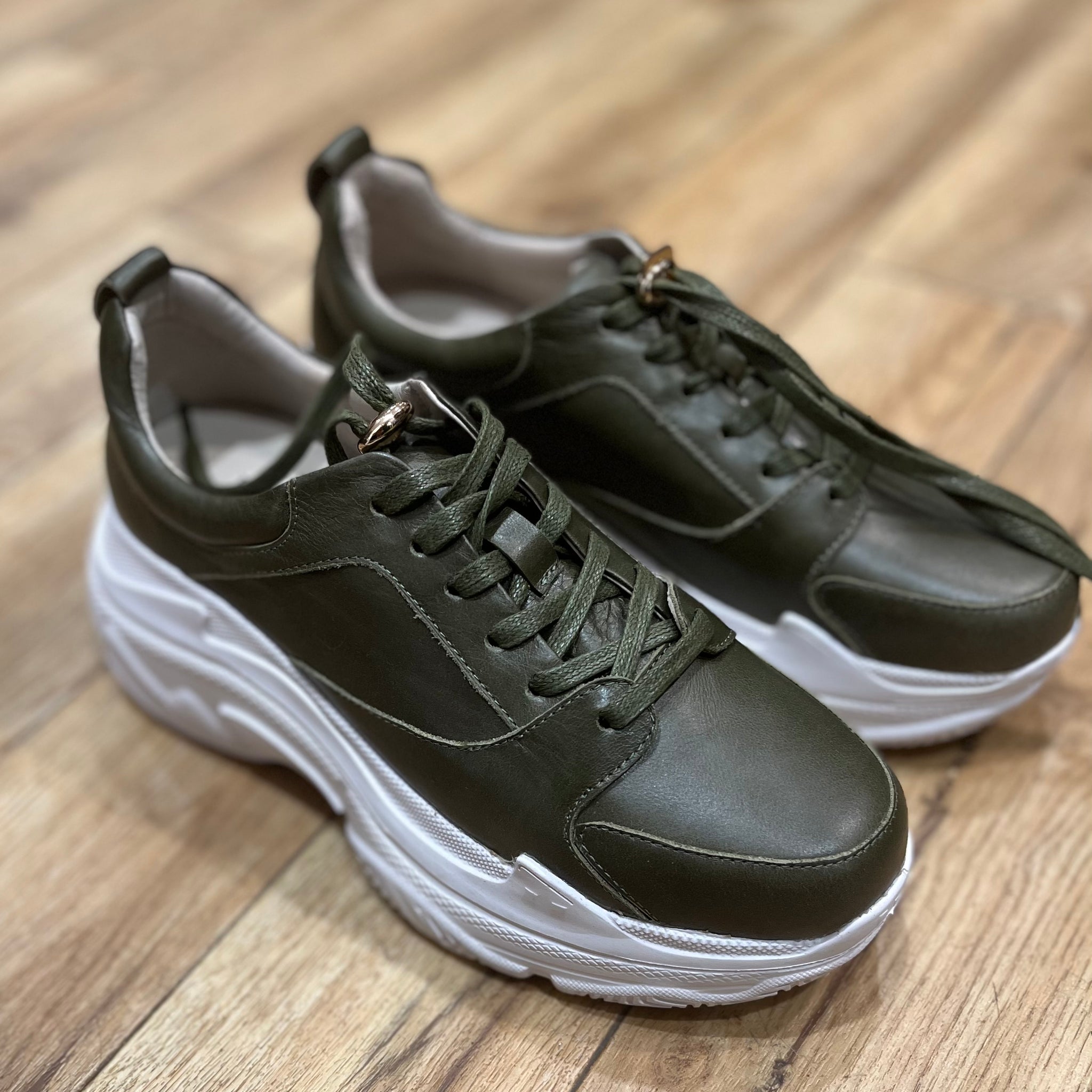 SNEAKERS GRØNN SKINN